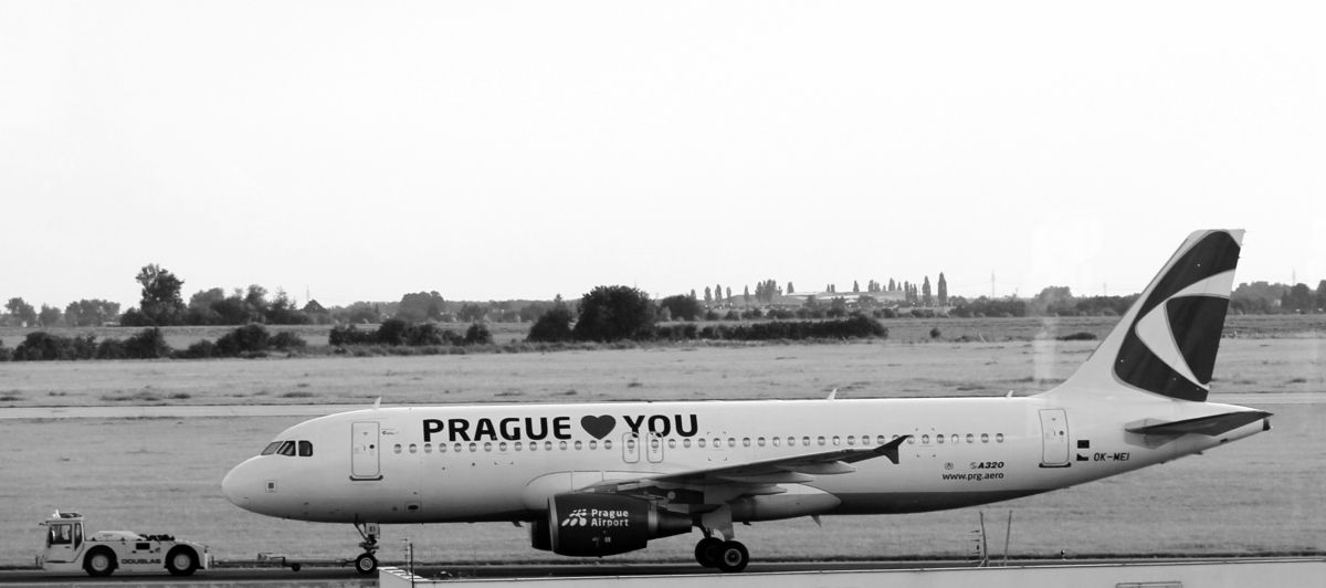 Zadržení pilotů pašujících kokain upozorňuje na vazby balkánských narkobossů k Česku